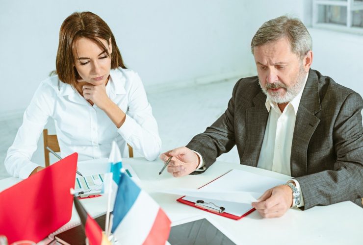 Ekspert prawny analizujący umowy kredytowe i reprezentujący klientów w sporach z bankami