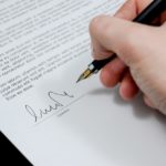 Ekspert prawa mieszkaniowego pomagający rozwiązywać spory między wynajmującymi a najemcami lokali