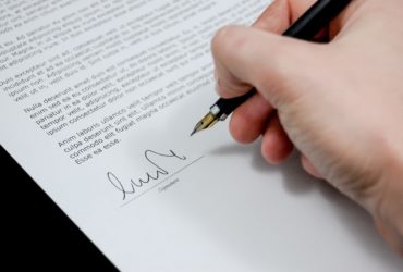 Ekspert prawa mieszkaniowego pomagający rozwiązywać spory między wynajmującymi a najemcami lokali