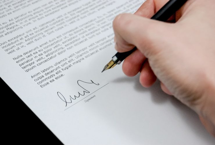 Ekspert prawa mieszkaniowego pomagający rozwiązywać spory między wynajmującymi a najemcami lokali