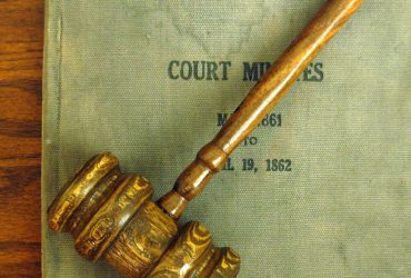 Koszty sądowe ponosi strona przegrywająca sprawę, zgodnie z zasadą odpowiedzialności za wynik