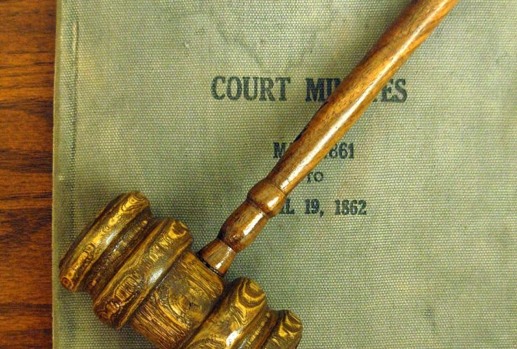 Koszty sądowe ponosi strona przegrywająca sprawę, zgodnie z zasadą odpowiedzialności za wynik