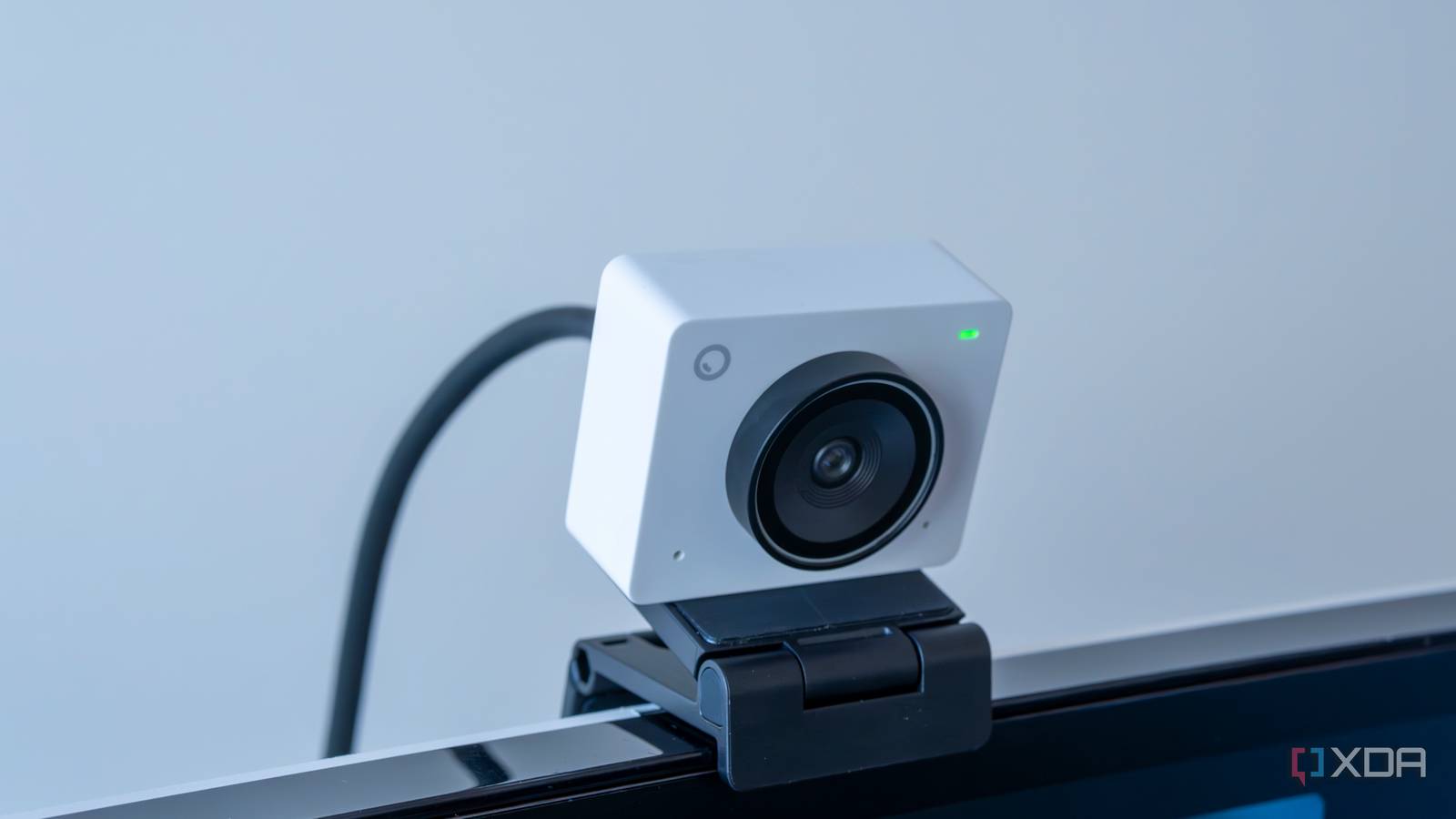 pracownik z kłódką na smartfonie obok kamery przy wejściu do biura