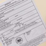 Oficjalny dokument z kwadratową czerwoną pieczęcią apostille i numerem identyfikacyjnym