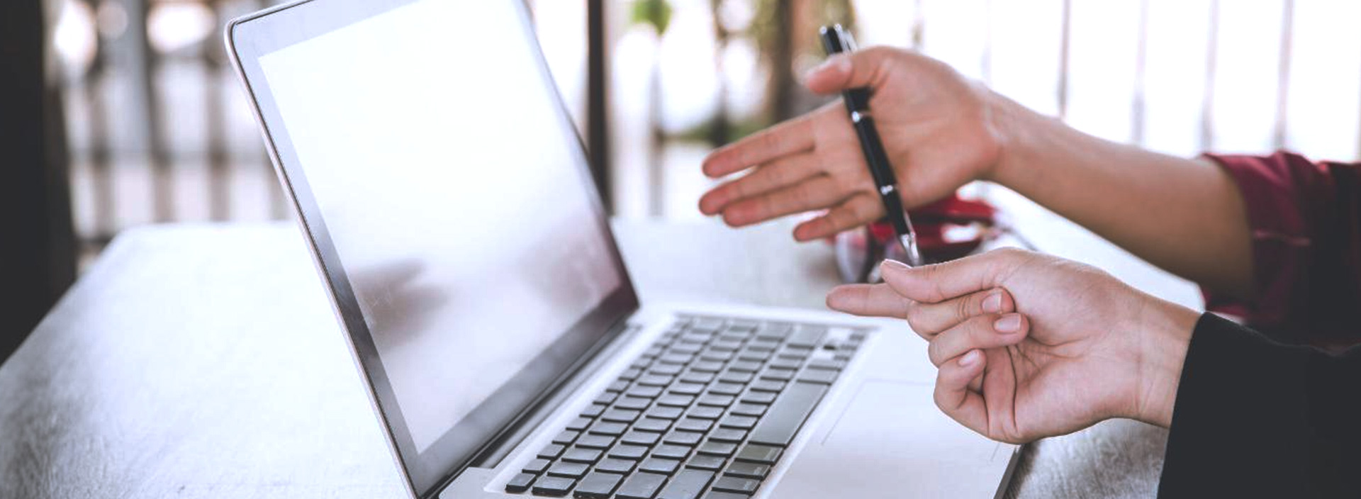 Sekretarka drukuje umowę licencyjną z terminem wypowiedzenia na drukarce