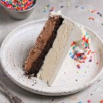 Domowa kuchnia z kolorowymi ciastami owocowymi na czystym stole