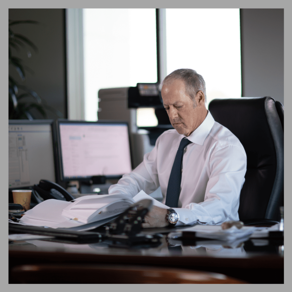 adwokat w todze przemawiający energicznie przed sędzią w pełnej sali sądowej