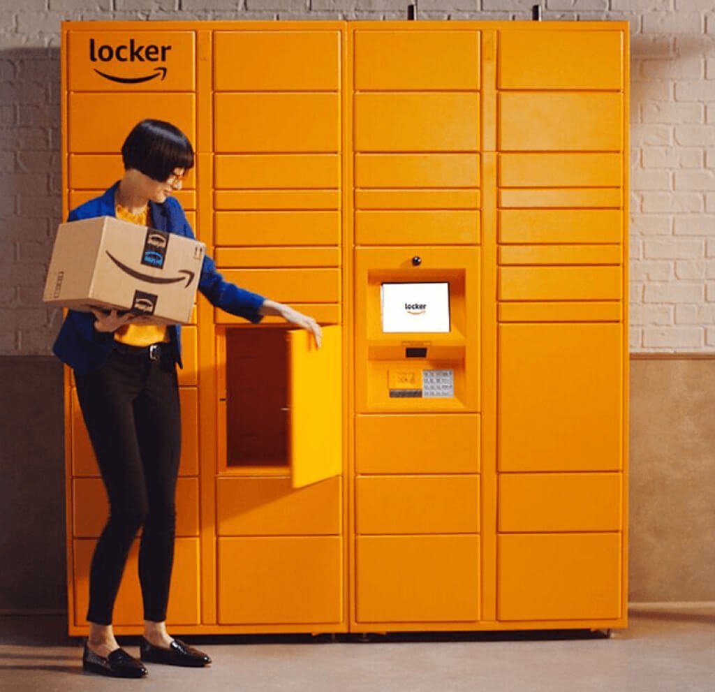 wypełnianie formularza zwrotu online mężczyzna przy biurku wypełniający elektroniczny formularz zwrotu na ekranie komputera