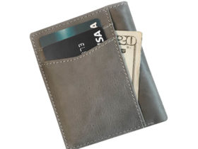 kobieta otwiera zgubiony plecak pieniadze