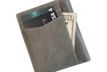 kobieta otwiera zgubiony plecak pieniadze