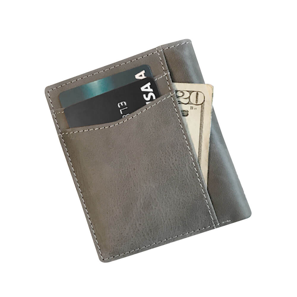 kobieta otwiera zgubiony plecak pieniadze