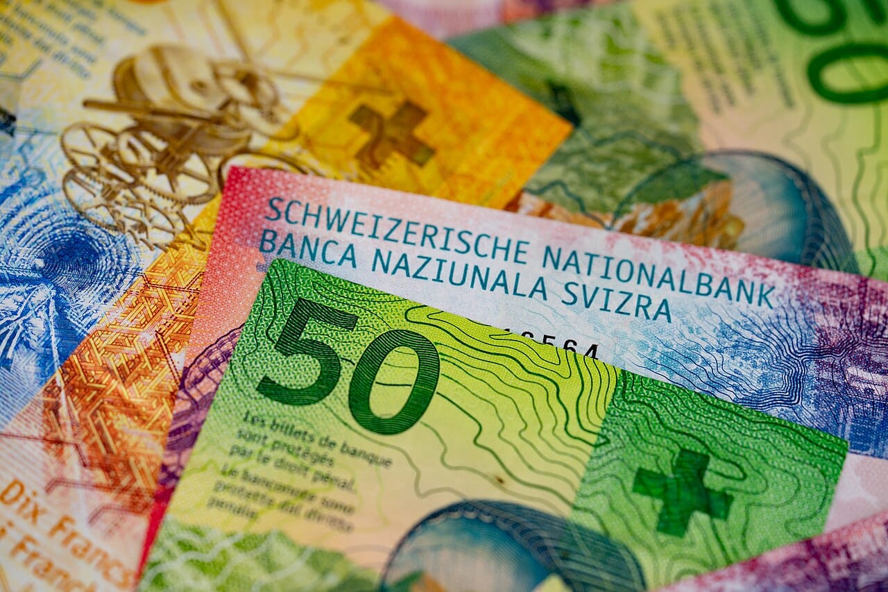 Szczęśliwa rodzina odbiera klucze do nowego domu z frankami szwajcarskimi w dłoniach