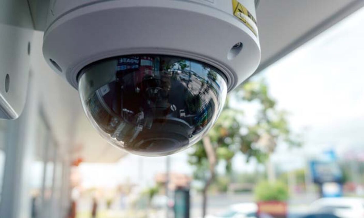 prawnik analizujący dokument RODO z kamerą w tle na biurku