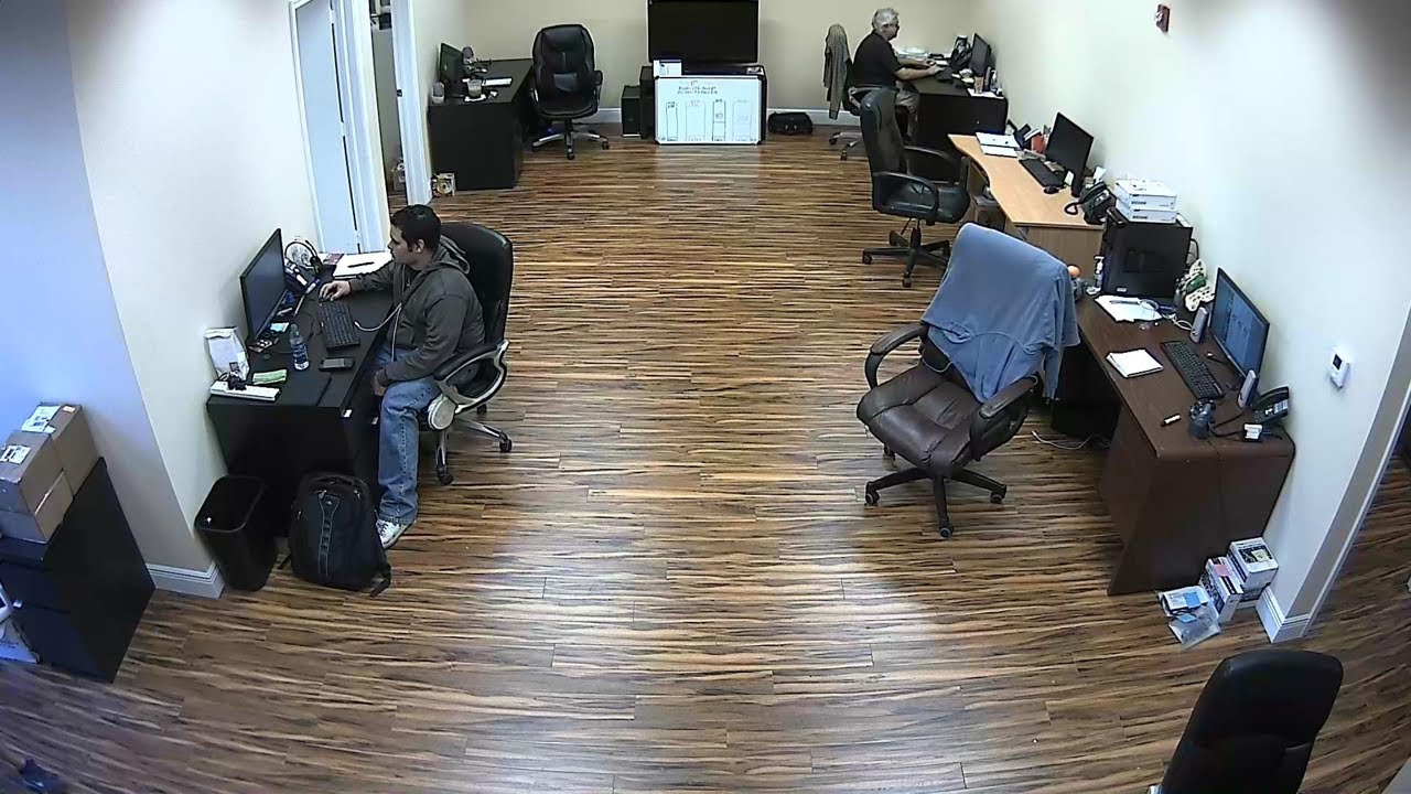 kobieta z telefonem komórkowym w prywatnej rozmowie przy biurkowym monitorze