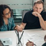 prawnik analizuje dokumenty bankowe