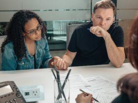 prawnik analizuje dokumenty bankowe