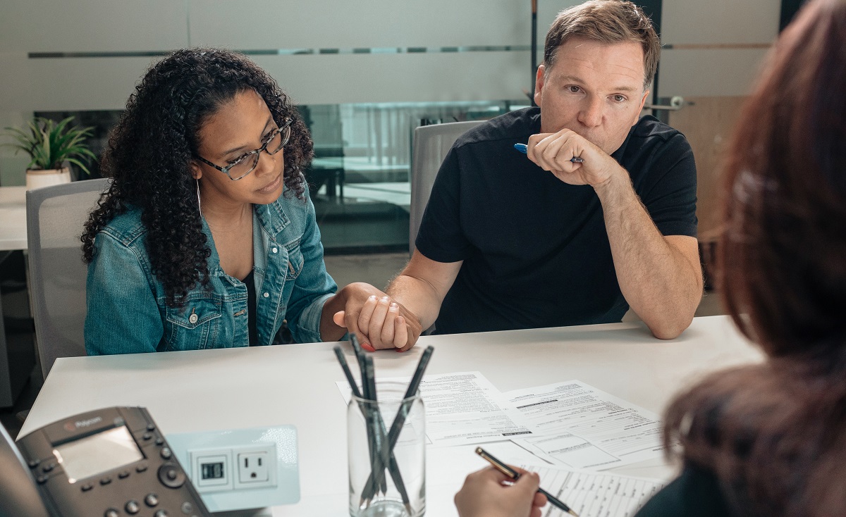 prawnik analizuje dokumenty bankowe