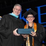 radca prawny w garniturze czytający kodeks przy biurku w kancelarii