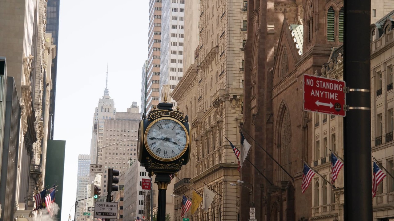 Zabezpieczona serwerownia danych osobowych Serwerownia z błyszczącymi serwerami otoczonych czerwonymi kłódkami bezpieczeństwa