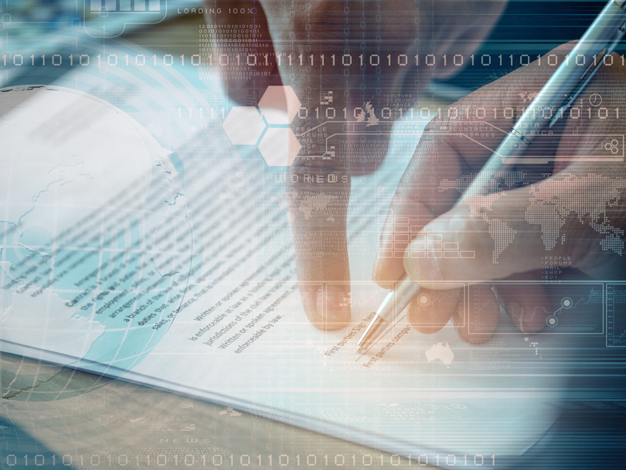 Cyberatak na dane osobowe w firmie Haker w ciemnym pokoju próbuje złamać kod na klawiaturze z monitorem