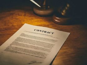 spotkanie z prawnikiem przy umowie biznesowej