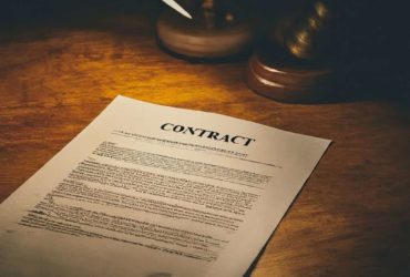 spotkanie z prawnikiem przy umowie biznesowej