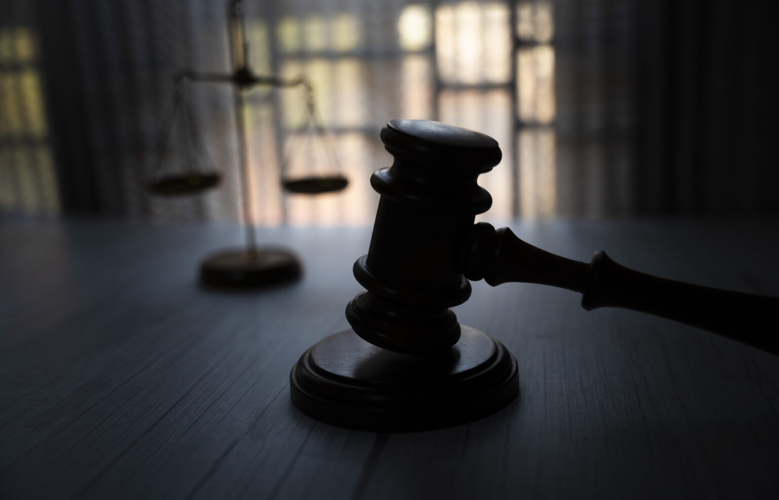 Szpiegostwo przemysłowe i kradzież tajemnic Szpieg w płaszczu kradnie dokumenty z biura firmy rywala w nocy