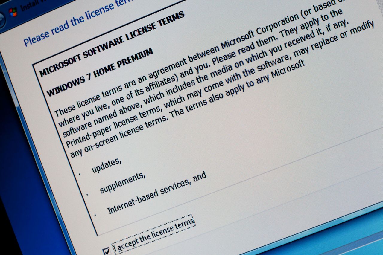 Sędzia w sali sądowej rozpatruje spór o naruszenie licencji