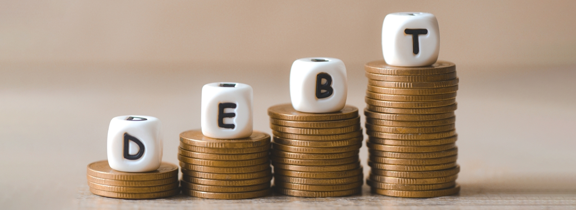 przekazanie faktur w procesie cesji bizneswoman przekazująca plik faktur wierzycielowi w nowoczesnym biurze