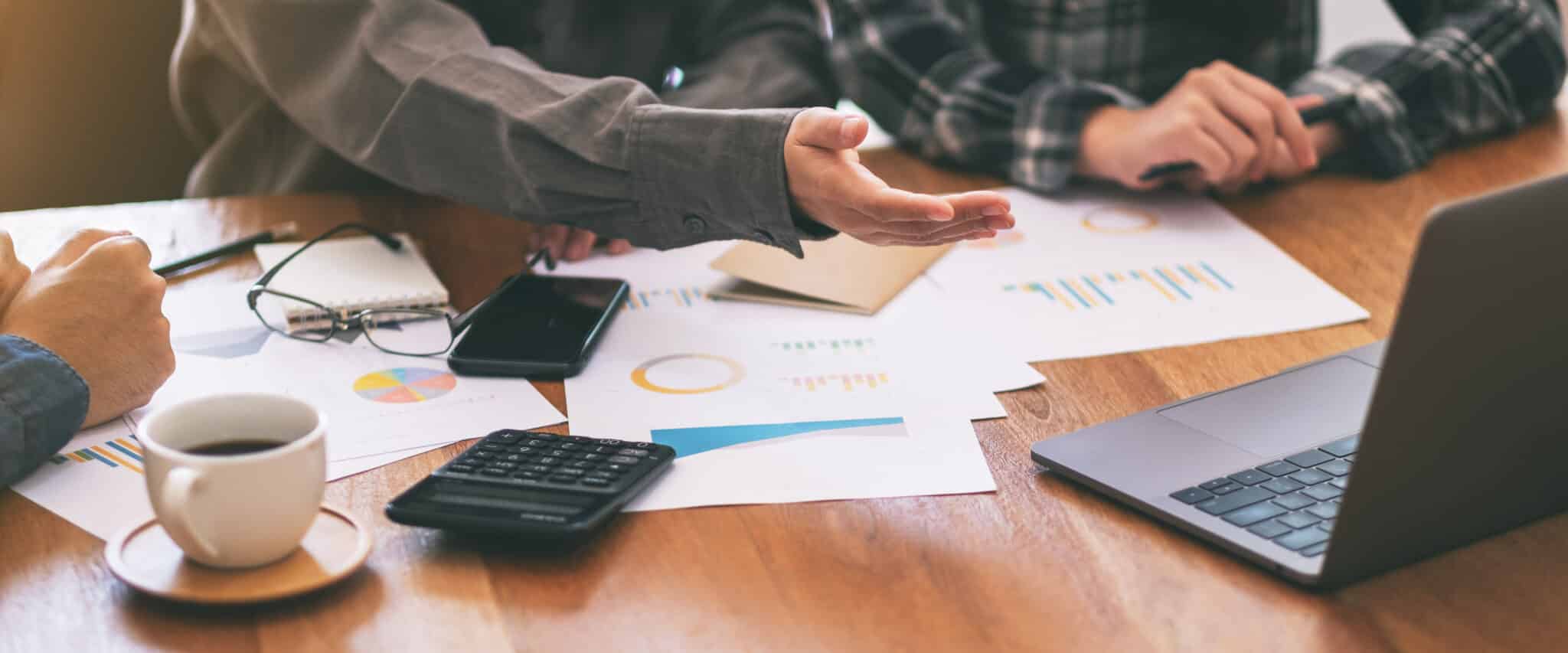 przedsiębiorca podpisujący nową umowę kredytu z bankierem przy biurku