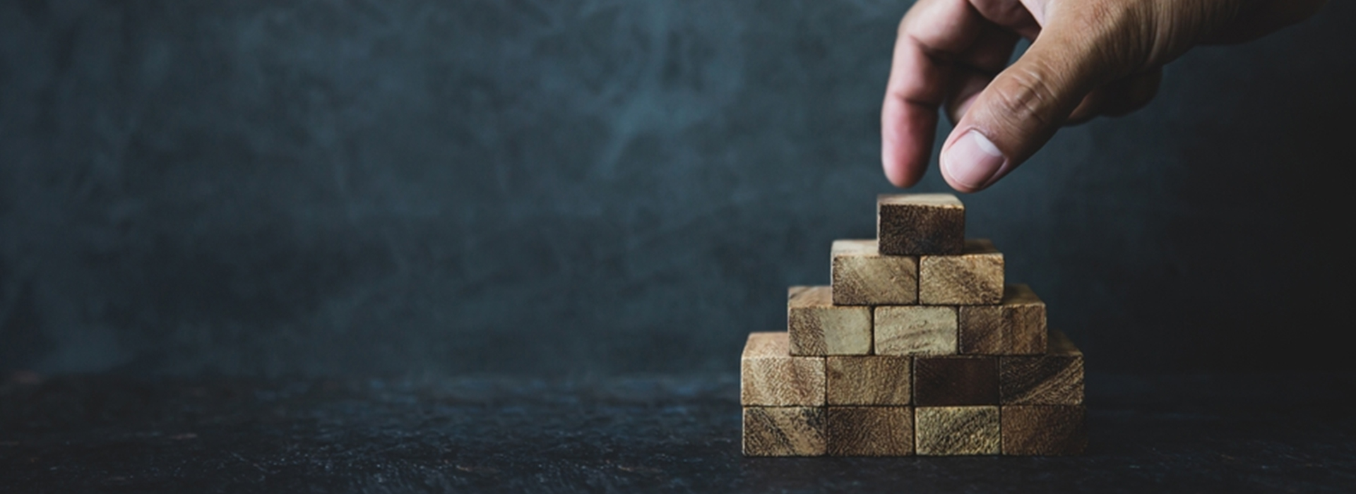 podpisywanie kontraktu cesji wierzytelności ręce dwóch osób składające podpisy na kontrakcie przeniesienia wierzytelności