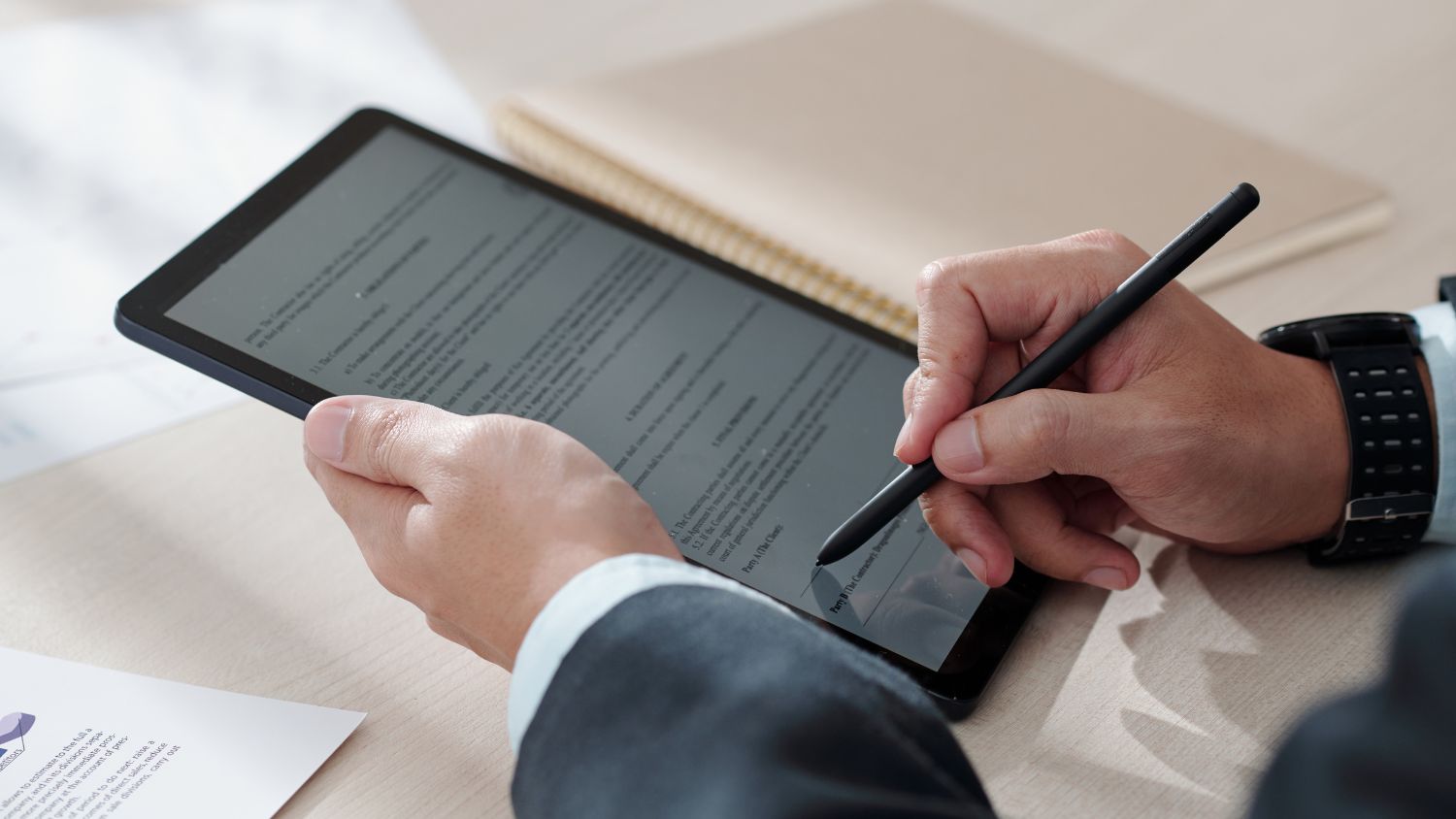 sukces transakcji cesji wierzytelności biznesmeni ściskający dłonie po udanej cesji wierzytelności w sali spotkań