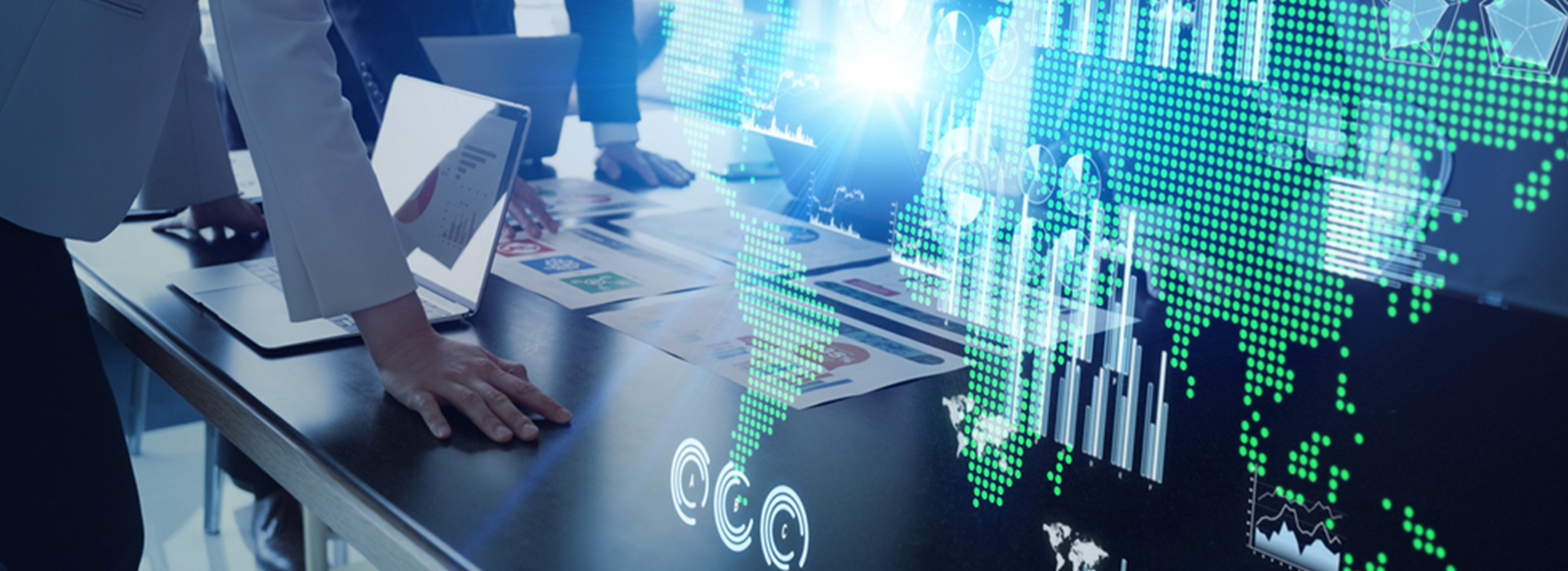 analiza umowy cesji z klientem prawnik czytający dokument cesji wierzytelności klientowi w sali konferencyjnej