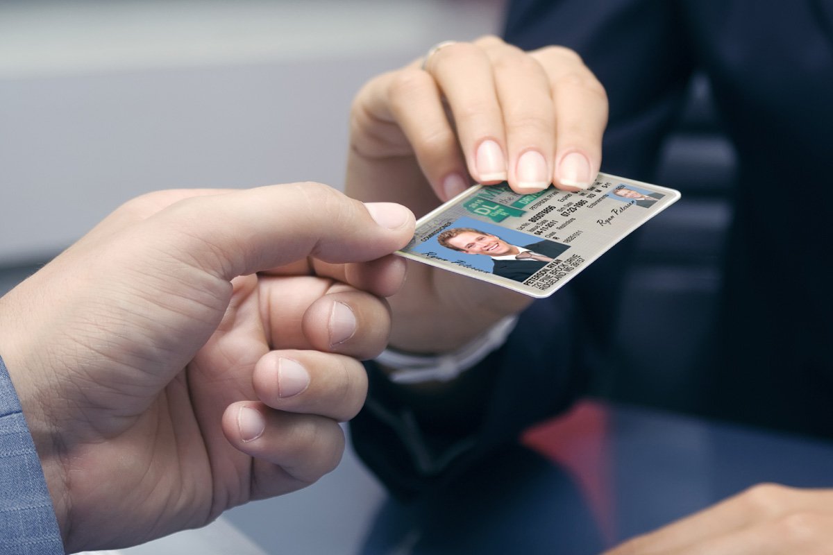mężczyzna skanuje dowód osobisty smartfonem na biurku w nowoczesnym biurze