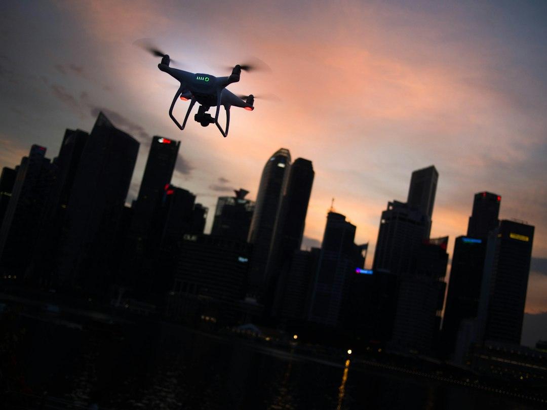 tablica z znakiem zakazu lotów dronem przy wejściu do dzielnicy mieszkalnej