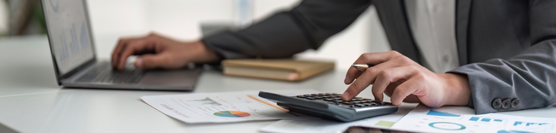 potwierdzenie przelewu z cesji w banku urzędnik bankowy potwierdzający przelew z cesji na ekranie komputera