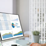 biznesmen podpisujący umowę cesji wierzytelności z prawnikiem przy stole w biurze