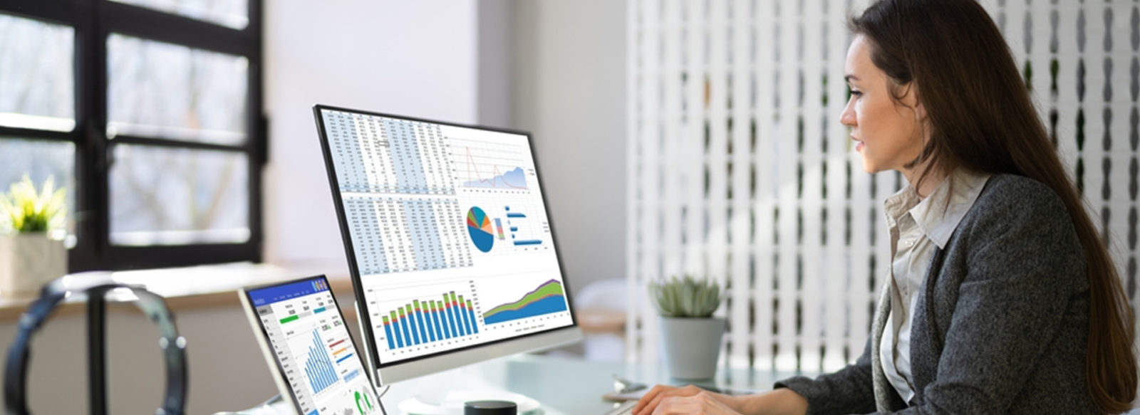 biznesmen podpisujący umowę cesji wierzytelności z prawnikiem przy stole w biurze