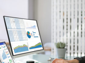 biznesmen podpisujący umowę cesji wierzytelności z prawnikiem przy stole w biurze