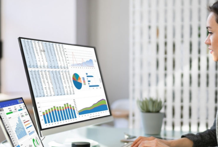 biznesmen podpisujący umowę cesji wierzytelności z prawnikiem przy stole w biurze