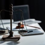 elegancki prawnik pracuje na laptopie w nowoczesnym home office z widokiem na miasto