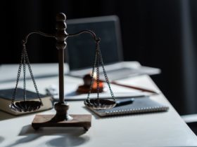 elegancki prawnik pracuje na laptopie w nowoczesnym home office z widokiem na miasto