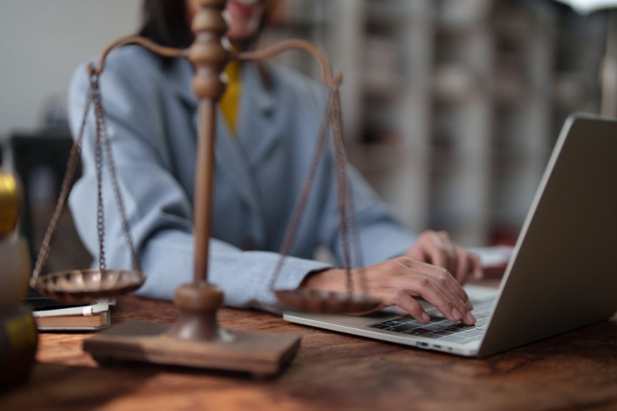 Prawnik Bogna Szyczewska analizująca treść umowy b2b