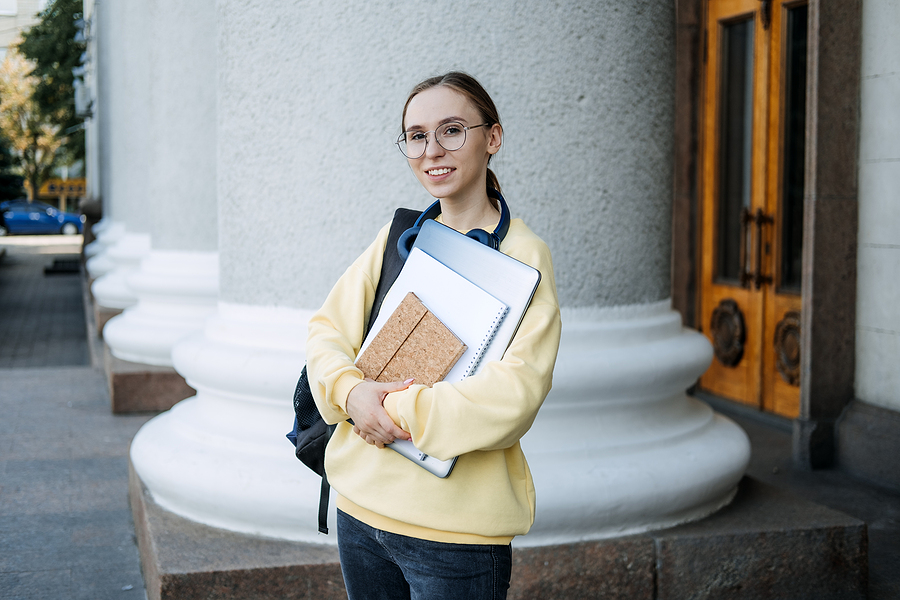 wpisywanie danych do formularza młody student wpisujący dane do komputera w pokoju