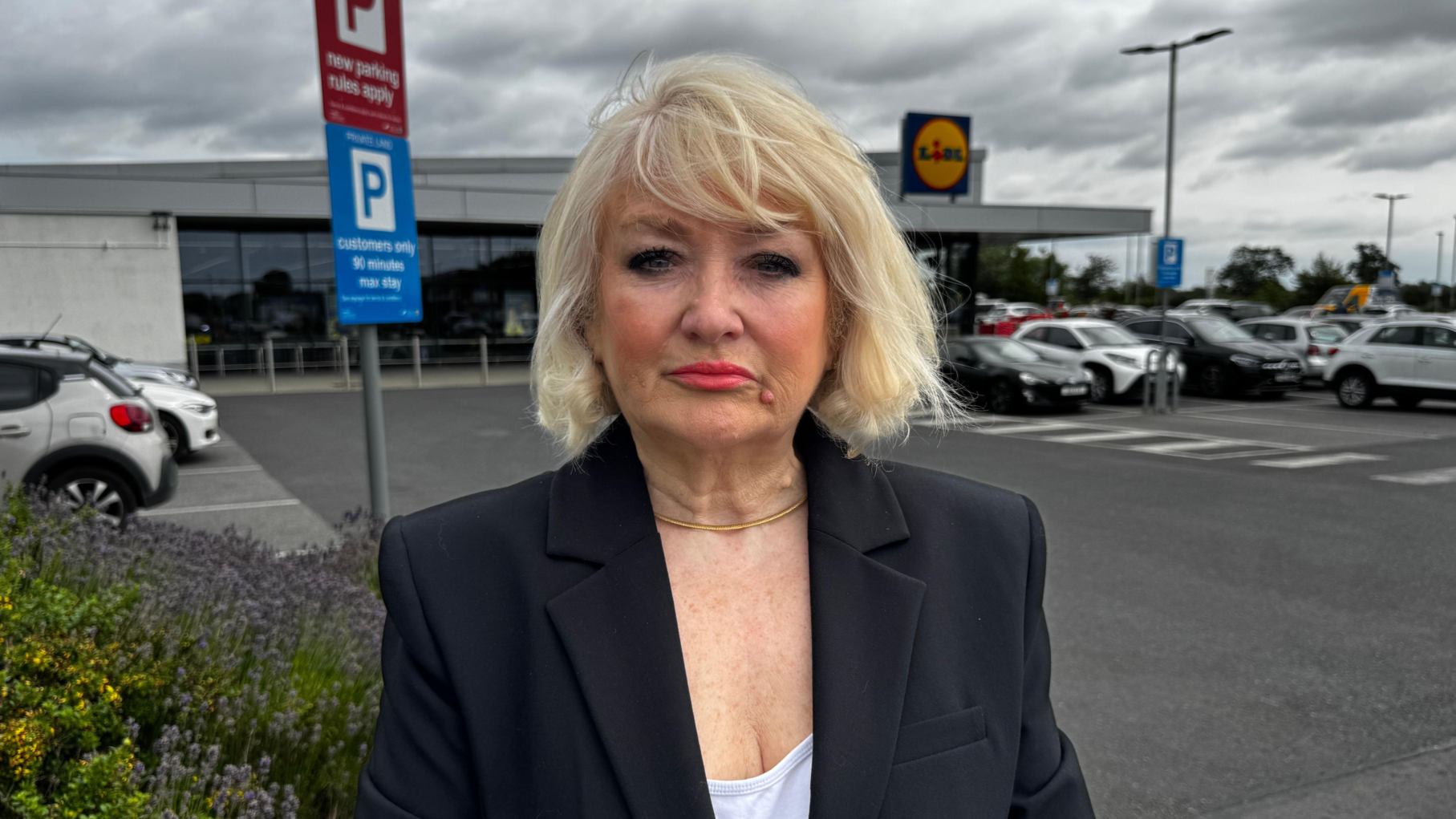 Obowiązujące zakazy parkowania w strefie handlowej Znak zakazu parkowania na parkingu supermarketu