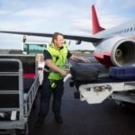 bagaż pasażera leżący samotnie na taśmie bagażowej