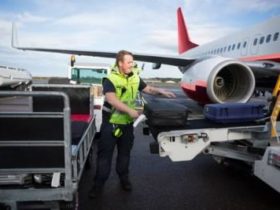 bagaż pasażera leżący samotnie na taśmie bagażowej