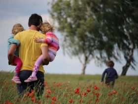 rodzice podpisujący dokumenty przy stole z uśmiechami