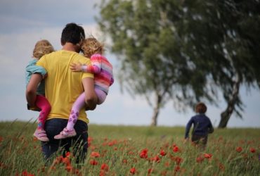 rodzice podpisujący dokumenty przy stole z uśmiechami