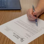 Testament notarialny daje większą pewność prawną niż własnoręczny i trudniej go podważyć